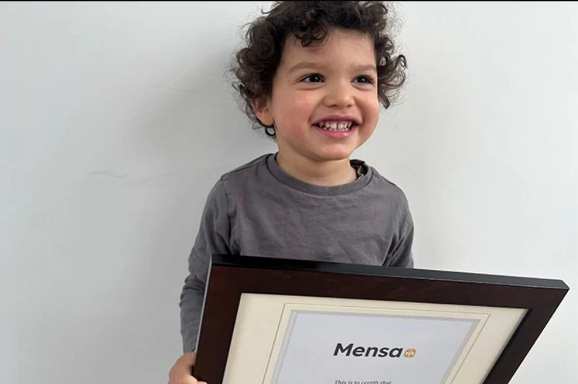 Joseph Harris-Birtill a primit un certificat Mensa (Foto: Guinness World Records)