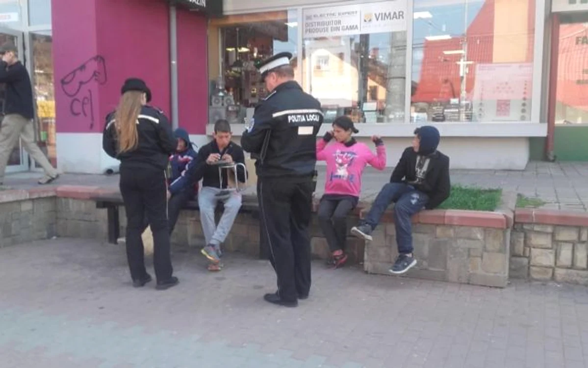 Cerşetorii minori, o prezenţă cotidiană pe străzile din Piatra Neamţ FOTO Vestea.net