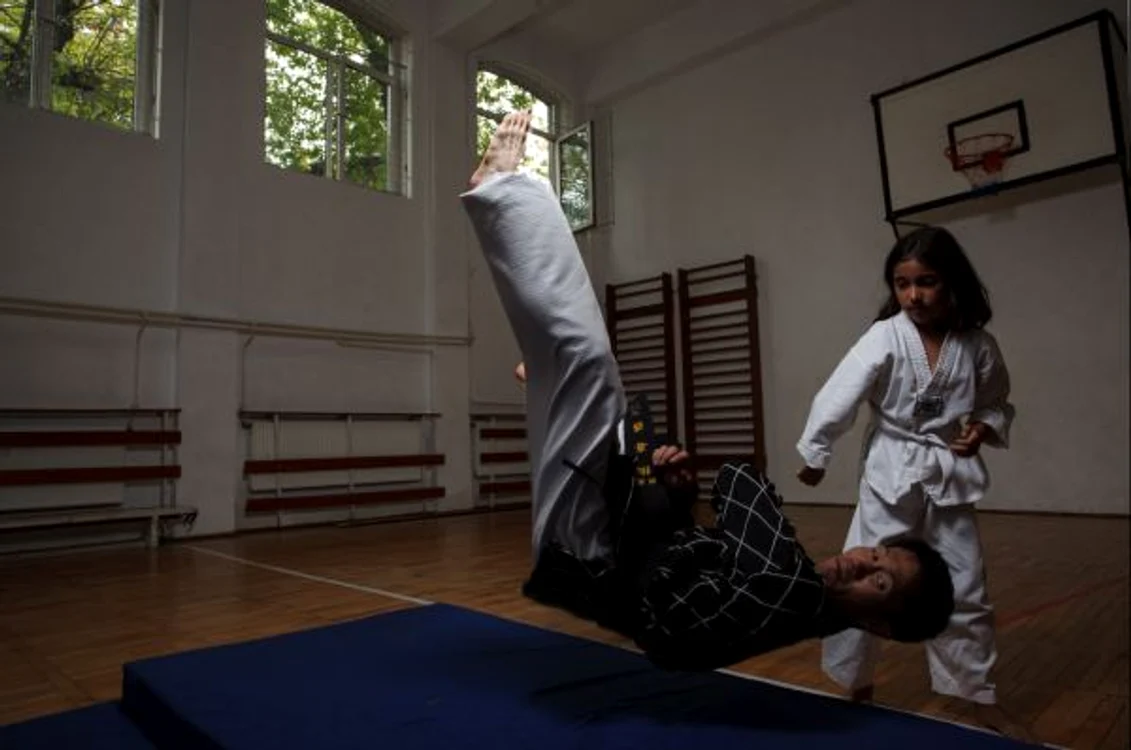 
    Maestrul Jang lucreaza cot la cot cu elevii la cursurile de hapkido  