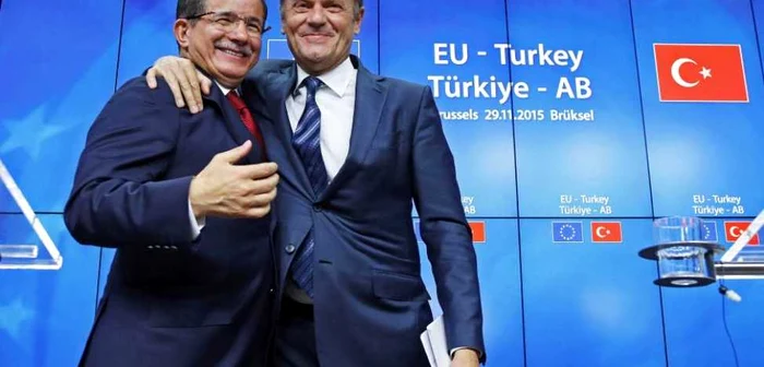 Premierul turc Ahmet Davutoglu (stânga), alături de preşedintele Consiliului European, Donald Tusk (dreapta) FOTO Arhivă