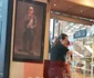 Cătălin Măruță împreună cu cei doi copii au fost la mall cu o domnișoară care îi ajută să facă vlog. Sursă: Click!