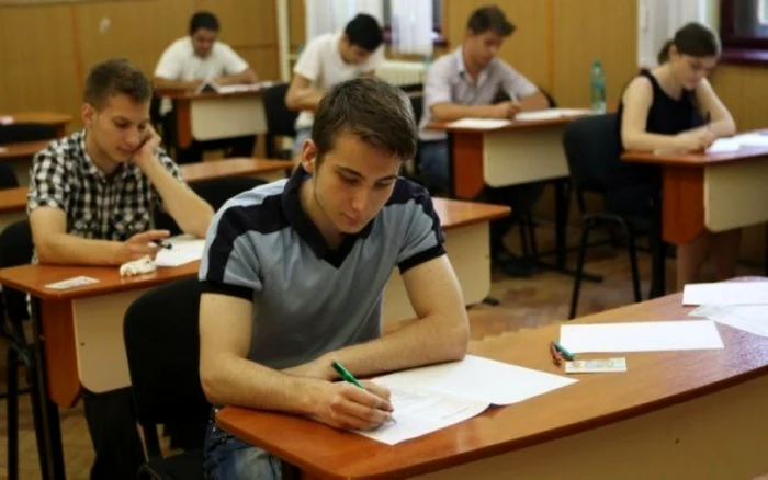 Elevii intra luni in salile de examen