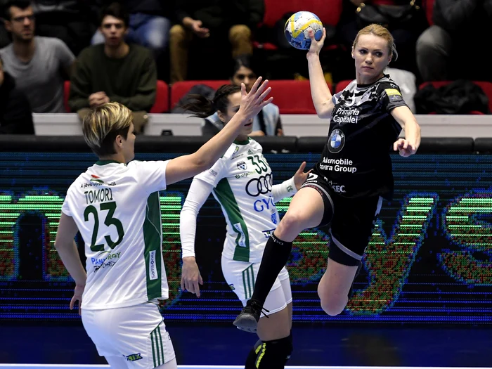 
    Iulia Curea a înscris 3 goluri pentru CSMBFoto: sportpictures.eu  