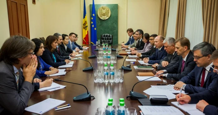 Reprezentanţii Guvernului au avut astăzi o întrevedere cu Misiunea FMI FOTO gov.md