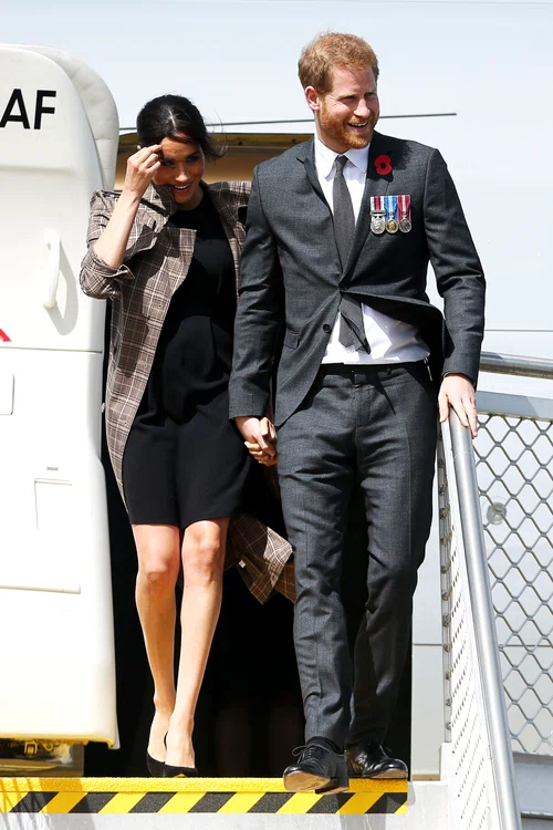 La sosirea în Noua Zeelandă, Meghan a purtat o rochiţă la fel de scurtă