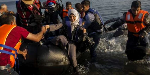 Migranţi din Siria şi Afganistan sosesc pe insula grecească Lesbos FOTO AP