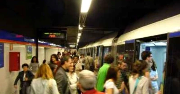 Hoţii români, care acţionează pe liniile metroului din Barcelona sunt greu de prins în flagrant. 