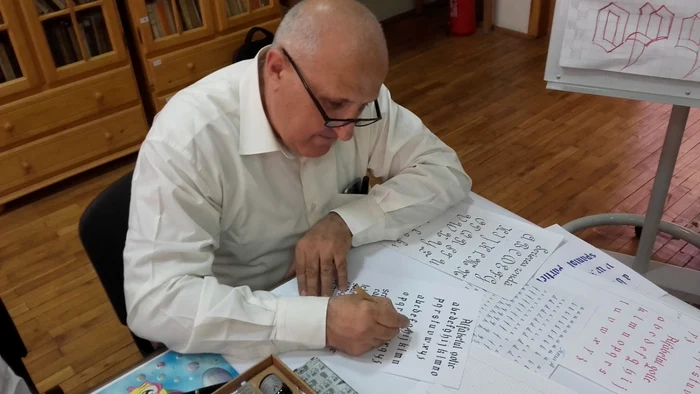 Doruleţ Grădinaru (60 de ani), unul dintre cursanţi, a început să studieze autodidact şi să exerseze scrisul artistic în urmă cu şase ani