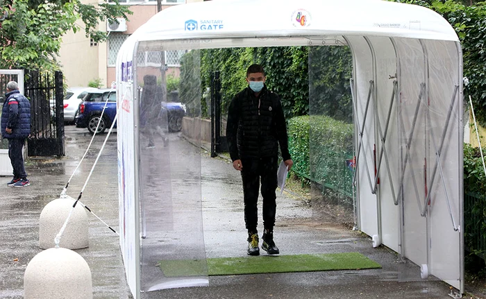 
    Copiii şi profesorii trebuie să treacă prin tunelul de dezinfecţie Fotografii: Sever Gheorghe   