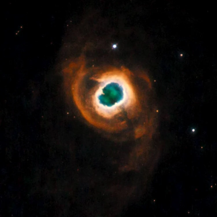 
    Steaua Kohoutek 4-55 s-a extins enorm şi a înghiţit o mare parte din sistemul său solarFoto: NASA/ESA  