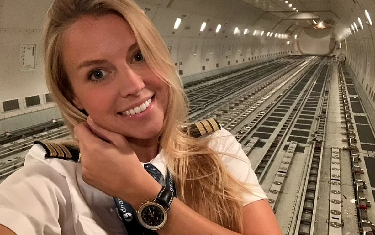 Kim, în interiorul  unui Jumbo  Jet, gata să fie  încărcat. Fotografii Instagram 