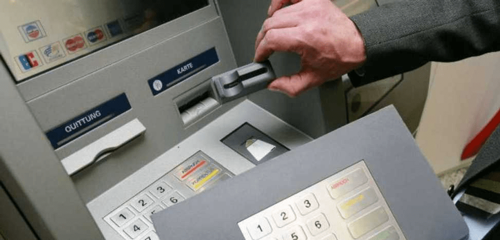 Român acuzat că ar fi livrat sute de dispozitive pentru clonat carduri în SUA, în custodia Secret Service