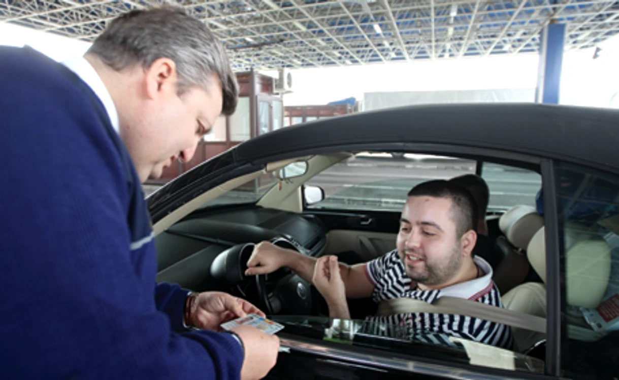 Poliţiştii de la Nădlac verifică actele românilor întorşi în ţară