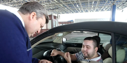 Poliţiştii de la Nădlac verifică actele românilor întorşi în ţară