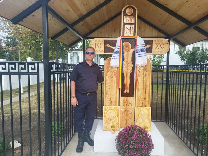 Troița realizată de Marian Nedelcu este în fața sediului Stației de Pompieri Huși FOTo: ISU Vaslui 