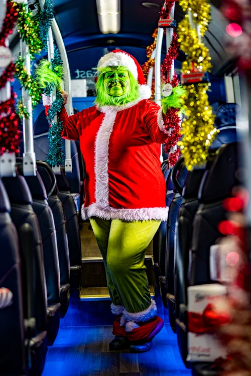 Șoferița de autobuz Julie Richardson, costumată în Grinch