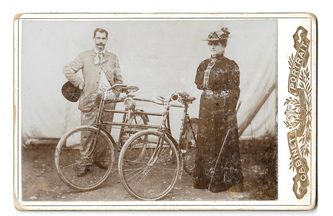 Ciclistul Dumitru Dumitrescu și soția; fotografie de cabinet, cca. 1895