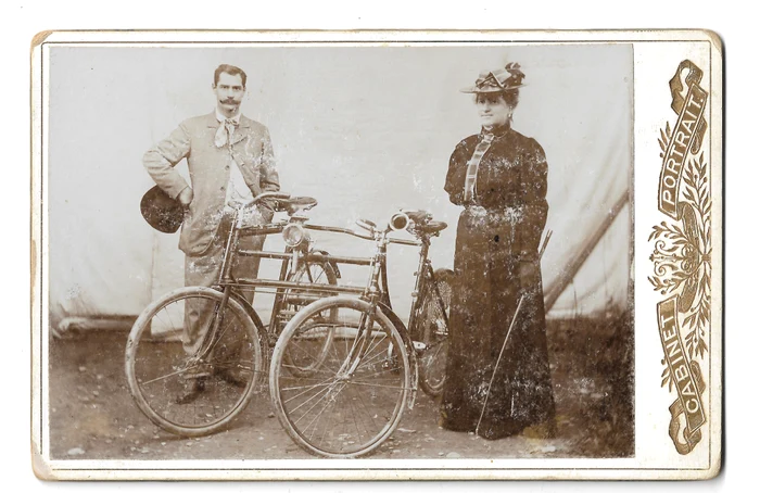Ciclistul Dumitru Dumitrescu și soția; fotografie de cabinet, cca. 1895