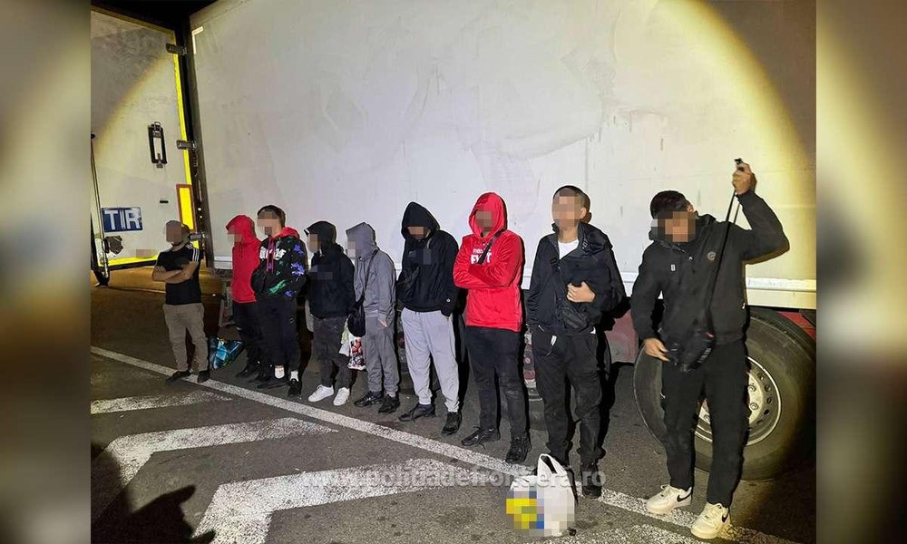 12 migranţi, prinși de poliţiştii de frontieră când încercau să iasă ilegal din România în tiruri care transportau fructe congelate