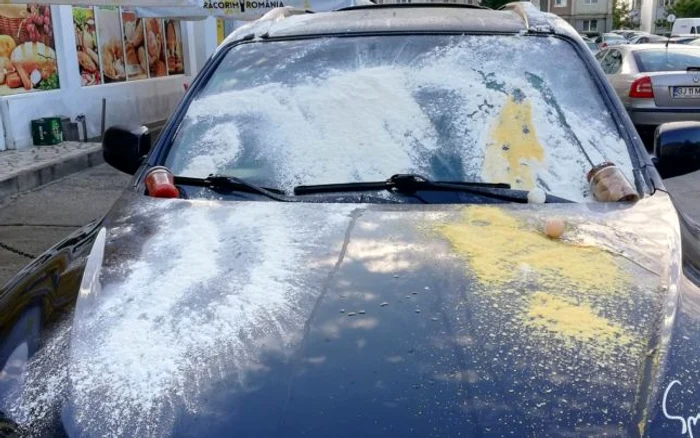 Maşina a fost umplută cu făină şi ouă   .                                             FOTO: facebook.com/zbora.stefan