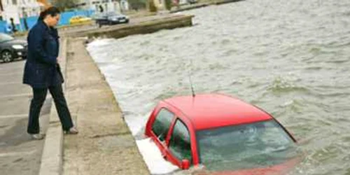 Un şofer a plonjat, în noaptea de miercuri spre joi, în lacul Tăbăcărie din Constanţa