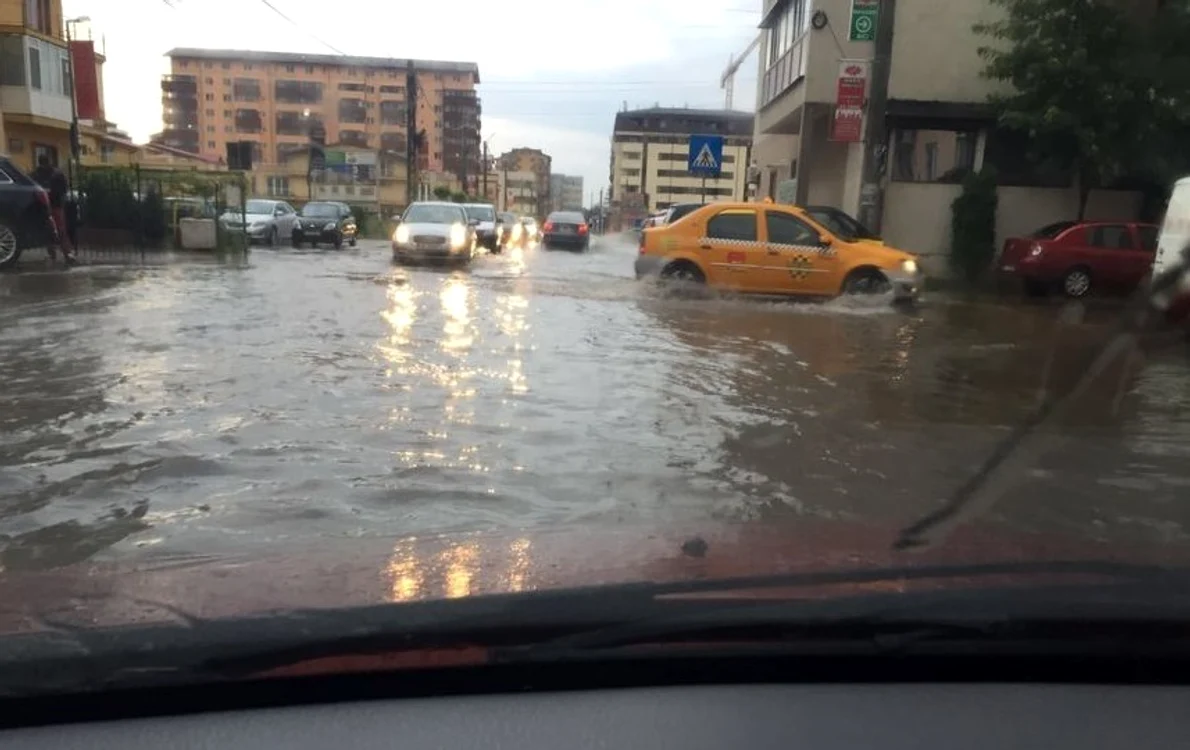 
    Bucureşti şi Ilfov au fost inundate de ploaie torenţială de vineri, 24 maifoto: news.ro  