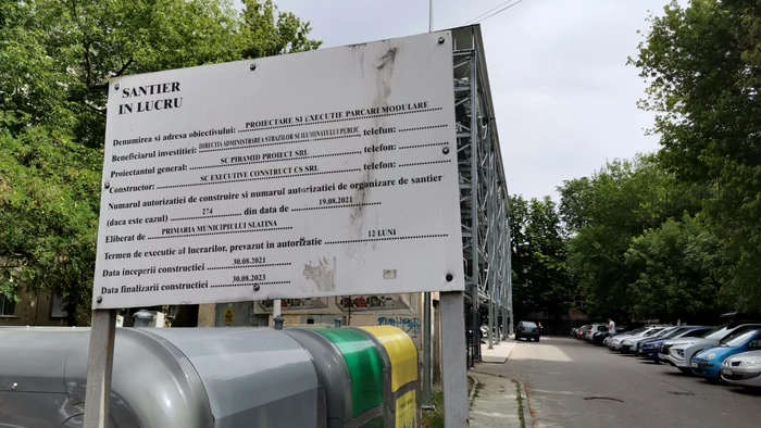 Construcția parcării a început, conform informațiilor de pe panou, în 2021 FOTo: A.M.
