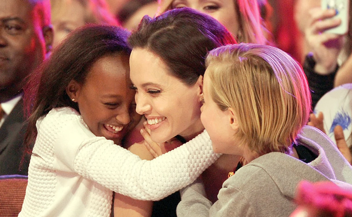 Angelina Jolie e foarte apropiată de fiicele ei Zahara şi ShilohFoto: Hepta / Guliver / Splashnews