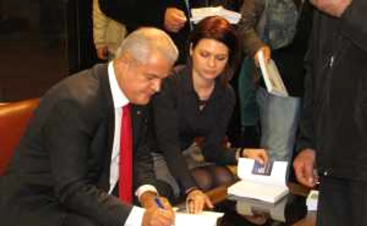 Adrian Năstase a dat zeci de autografe la Giurgiu