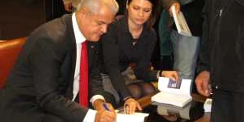 Adrian Năstase a dat zeci de autografe la Giurgiu
