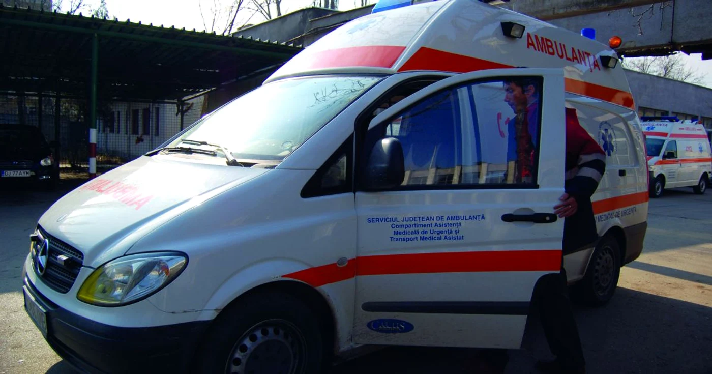 Cei doi au fost duși la spital, însă femeia n-a rezistat