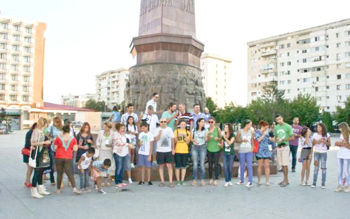Sătui de mirosul insuportabil emis de fermele din jurul Focşaniului,  localnicii au turnat parfum pe pavajul din centrul municipiului