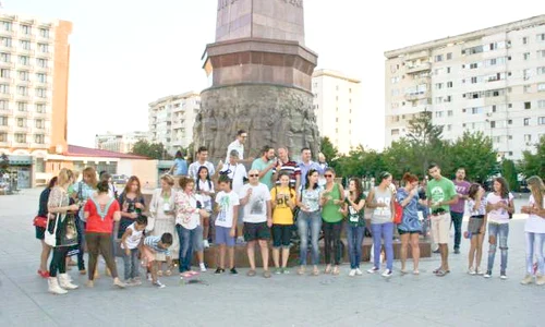 Sătui de mirosul insuportabil emis de fermele din jurul Focşaniului,  localnicii au turnat parfum pe pavajul din centrul municipiului jpeg