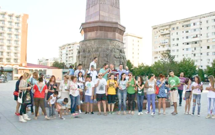 Sătui de mirosul insuportabil emis de fermele din jurul Focşaniului,  localnicii au turnat parfum pe pavajul din centrul municipiului