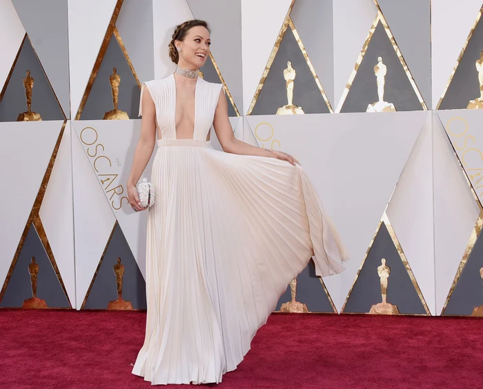 Olivia Wilde (31 de ani) a purtat o rochie semnată de Valentino, la Oscar 2016