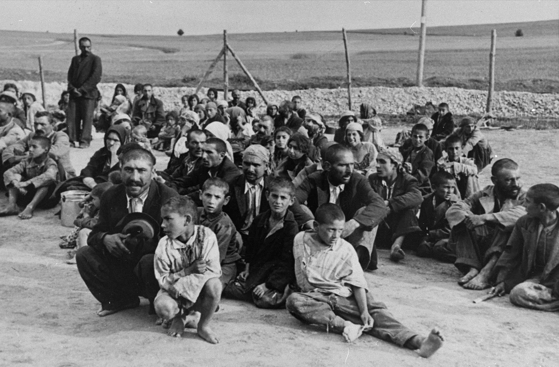 Romi adunați în lagărul de exterminare de la Belzec FOTO wikipedia