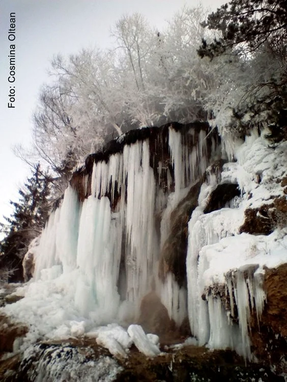 Cascada cu apă termală din Toplița (© Cosmina Marcela OLTEAN)