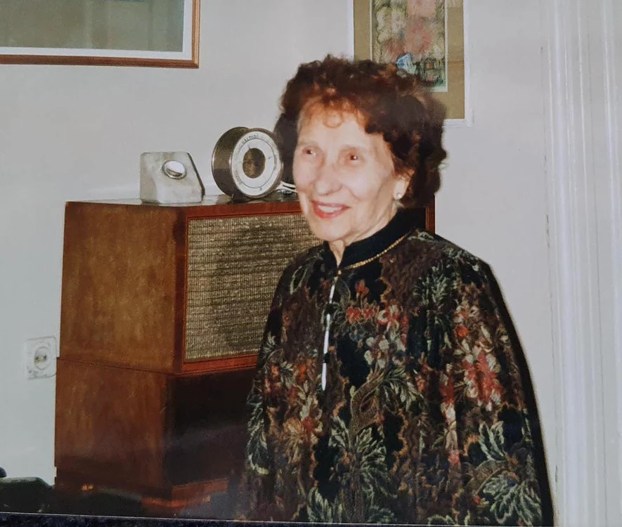 Elena Daniello, în locuinţa sa de pe str. Eminescu (2000). FOTO: Marta Petreu/Apostrof