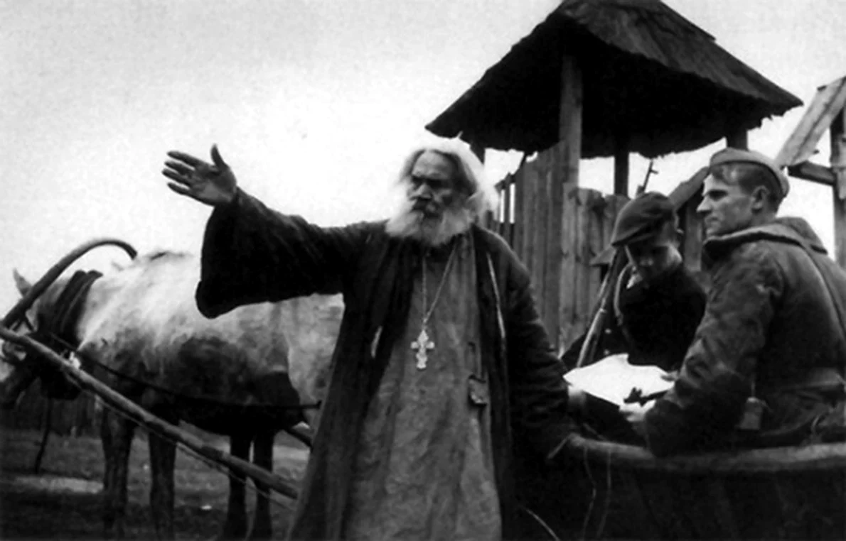 Preot ortodox rus, alături de partizani, în timpul celui de-al Doilea Război Mondial (© mos.ru)