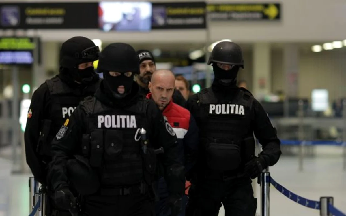 Florin Ghinea a fost adus sub escortă în ţară FOTO Inquam Photos / Octav Ganea