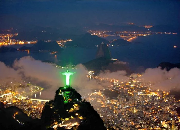 Oraşul Rio de Janeiro, noaptea, fotografiat din elicopter