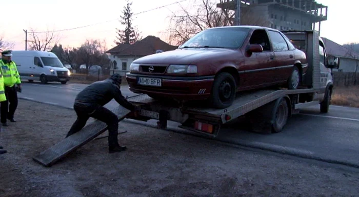 Autoturismul a fost ridicat şi transportat la sediul poliţiei din Câmpulung       FOTO Laurenţiu Ionescu