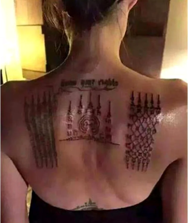 Angelina și-a acoperit spatele cu un tatuaj dedicat căsătoriei cu Brad Pitt