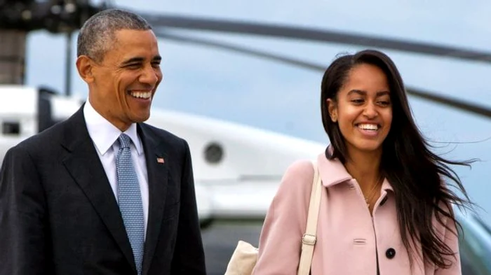 Fotoreporterii au surprins-o savurând cu pofta dintr-o sticlă de vin alb spumant Foto: Profimedia