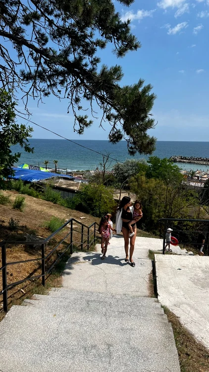 Diana Bart împreună cu fetițele ei