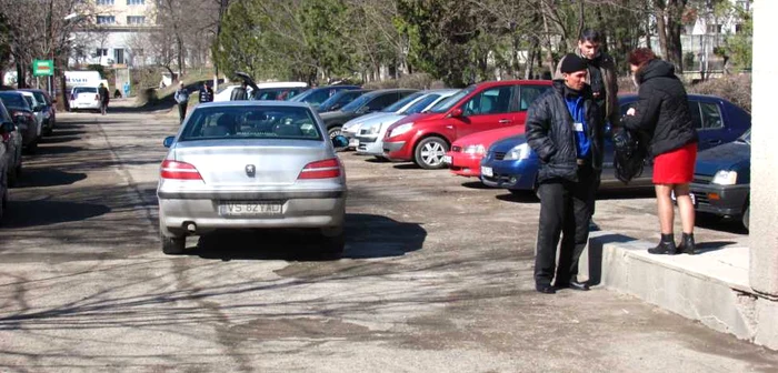 Rudele unor pacienţi sunt oprite la poartă de angajatul firmei de pază FOTO:adevarul