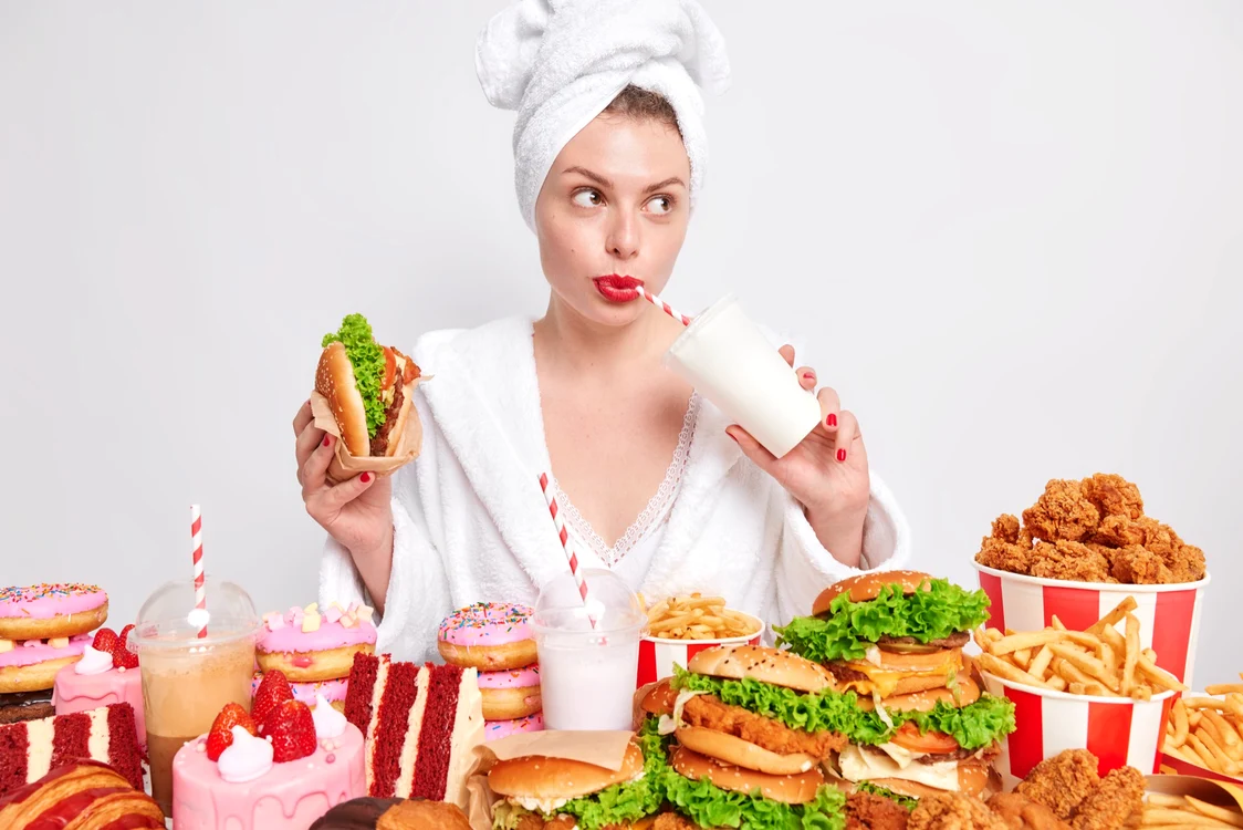 Persoană dependentă de mancarea tip fast food freepik jpg