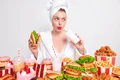 Persoană dependentă de mancarea tip fast food freepik jpg