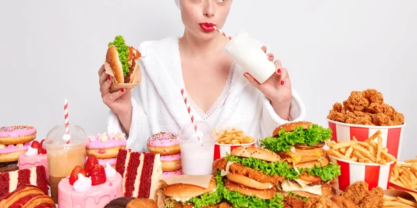 Persoană dependentă de mancarea tip fast food freepik jpg