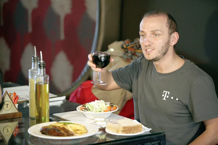 
    După ce a scăpat de chin,  Mihai Trăistariu s-a ospătat  cu friptură, cartofi prăjiți,  salată și vinFOTO: Arhiva personală  